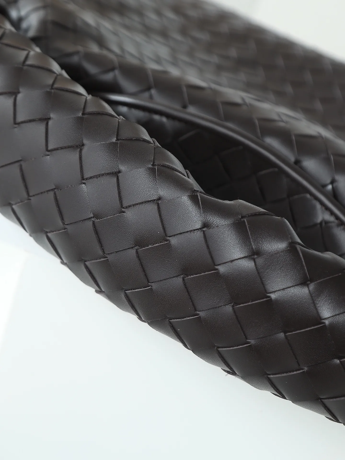 1180. #Bv’s new medium size HO 796262. The bag body and handles are made of a whole piece of woven leather. The bag body is soft and lazy. Ho symbolizes the praise of innovation and eternal craftsmanship [love]. The pyramid silhouette combines practicality and fashion. It is modern and casual. The double-sided closure design of the bag mouth is more convenient and safe! Made of soft cowhide and full of texture, this is a must-have for fashionable ladies who like minimalism, comfort and casualness! Dimensions: 46x21x10